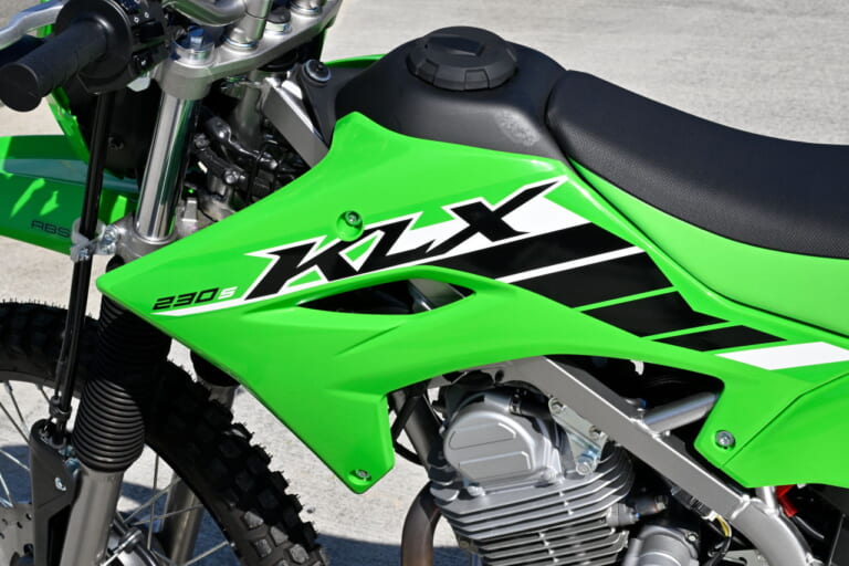 カワサキ|KLX230S|とっつきやすさは一緒だけど違いあり! 2025カワサキ「KLX230シェルパ/S」ライディングポジション/ディテール比較