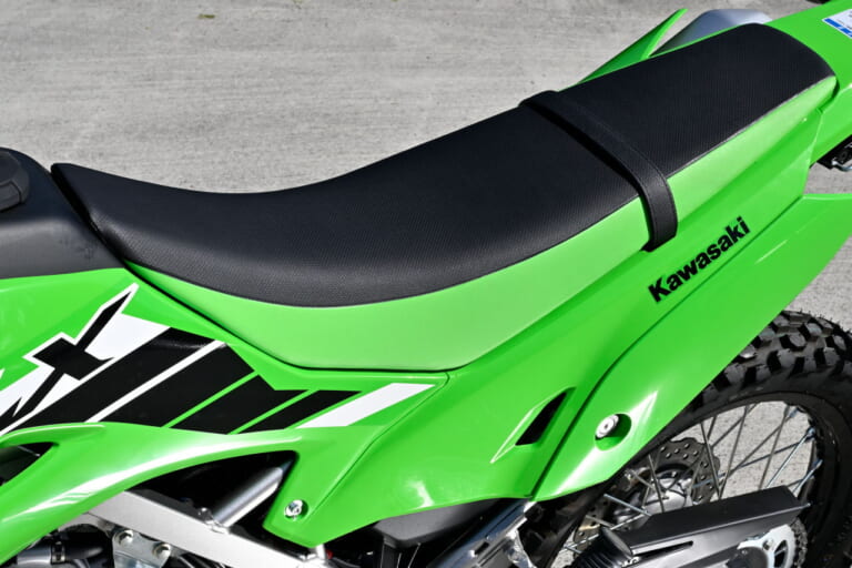 カワサキ|KLX230S|とっつきやすさは一緒だけど違いあり! 2025カワサキ「KLX230シェルパ/S」ライディングポジション/ディテール比較
