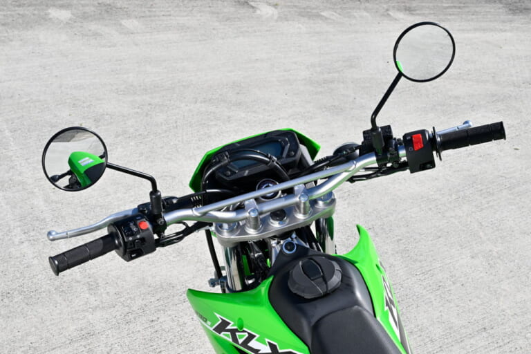カワサキ|KLX230S|とっつきやすさは一緒だけど違いあり! 2025カワサキ「KLX230シェルパ/S」ライディングポジション/ディテール比較
