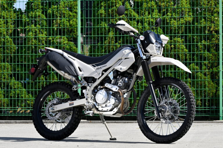 カワサキ|KLX230シェルパ|とっつきやすさは一緒だけど違いあり! 2025カワサキ「KLX230シェルパ/S」ライディングポジション/ディテール比較