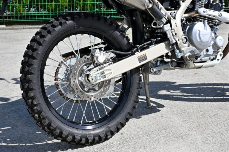 カワサキ|KLX230シェルパ|とっつきやすさは一緒だけど違いあり! 2025カワサキ「KLX230シェルパ/S」ライディングポジション/ディテール比較