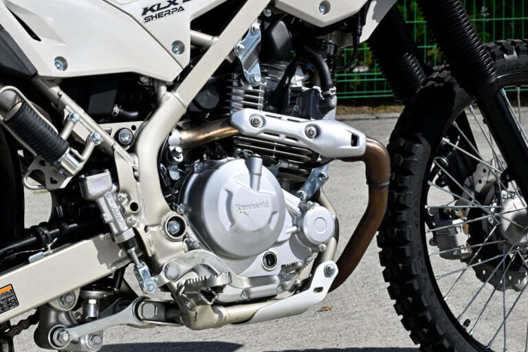 カワサキ|KLX230シェルパ|とっつきやすさは一緒だけど違いあり! 2025カワサキ「KLX230シェルパ/S」ライディングポジション/ディテール比較