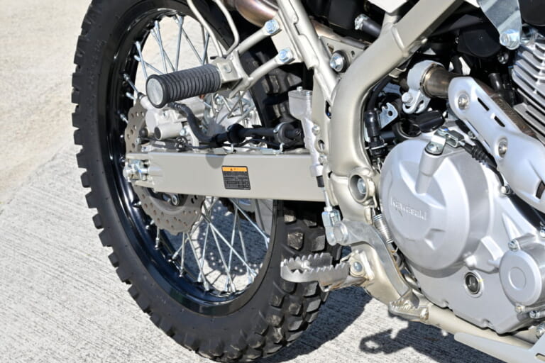 カワサキ|KLX230シェルパ|とっつきやすさは一緒だけど違いあり! 2025カワサキ「KLX230シェルパ/S」ライディングポジション/ディテール比較