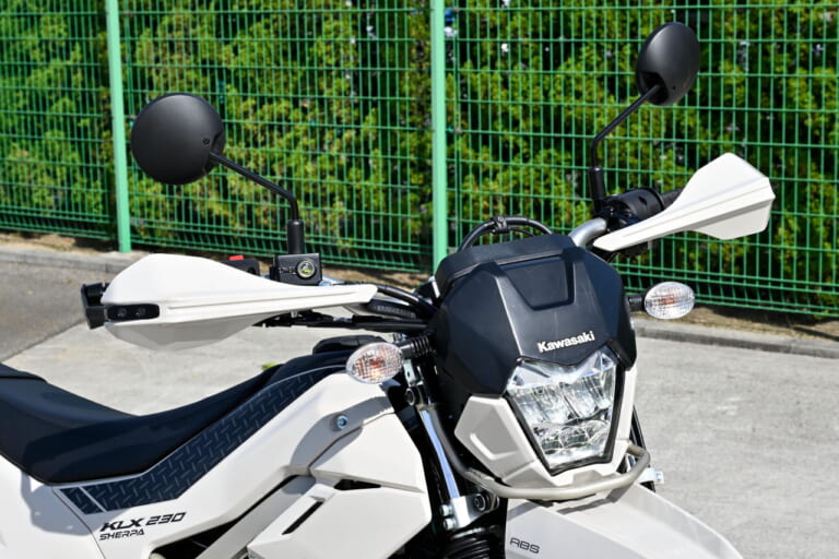 カワサキ|KLX230シェルパ|とっつきやすさは一緒だけど違いあり! 2025カワサキ「KLX230シェルパ/S」ライディングポジション/ディテール比較