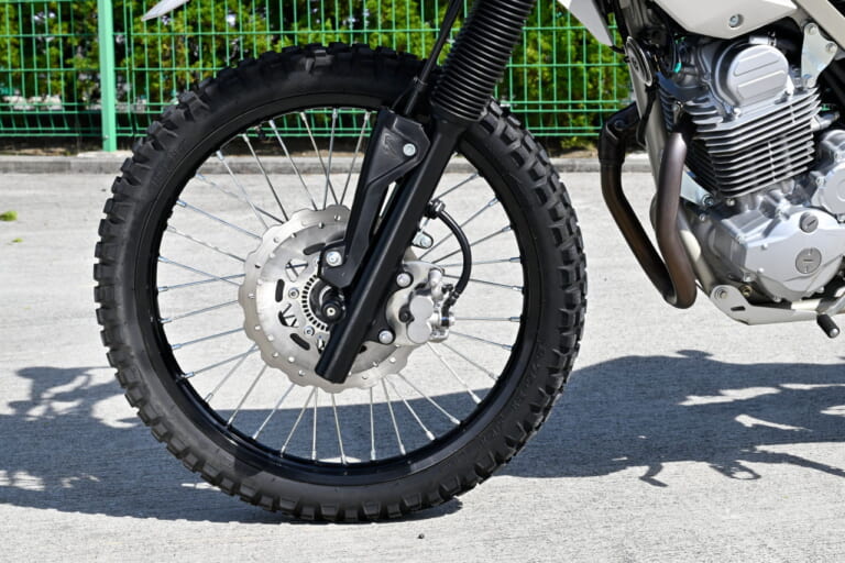 カワサキ|KLX230シェルパ|とっつきやすさは一緒だけど違いあり! 2025カワサキ「KLX230シェルパ/S」ライディングポジション/ディテール比較