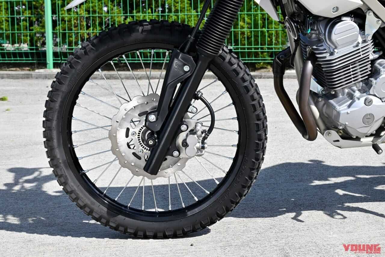 カワサキ|KLX230シェルパ|とっつきやすさは一緒だけど違いあり! 2025カワサキ「KLX230シェルパ/S」ライディングポジション/ディテール比較