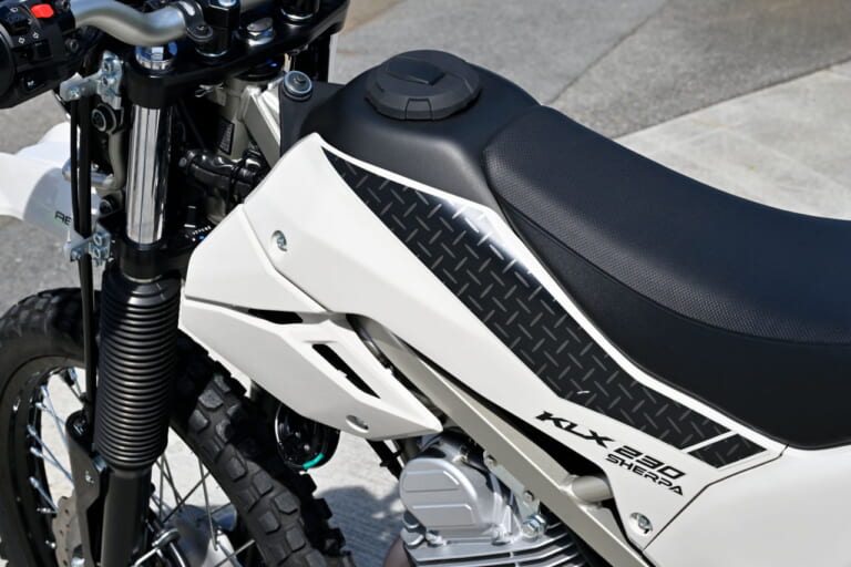カワサキ|KLX230シェルパ|とっつきやすさは一緒だけど違いあり! 2025カワサキ「KLX230シェルパ/S」ライディングポジション/ディテール比較