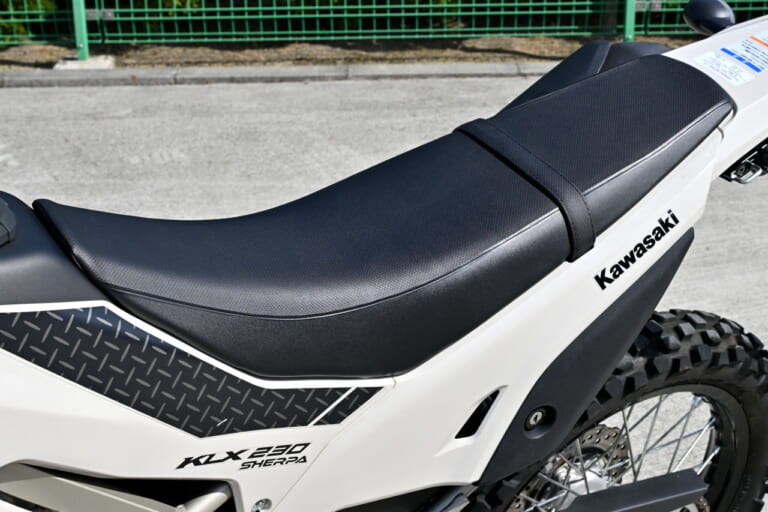 カワサキ|KLX230シェルパ|とっつきやすさは一緒だけど違いあり! 2025カワサキ「KLX230シェルパ/S」ライディングポジション/ディテール比較