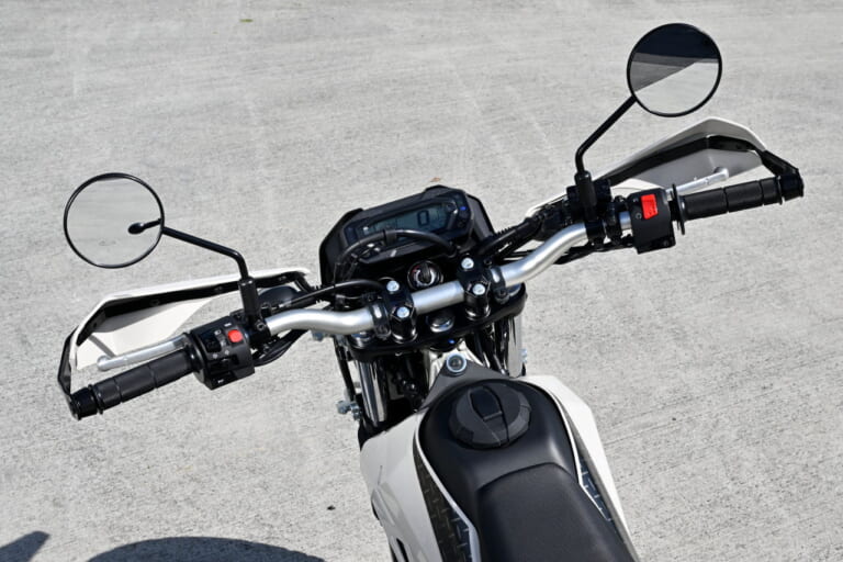 カワサキ|KLX230シェルパ|とっつきやすさは一緒だけど違いあり! 2025カワサキ「KLX230シェルパ/S」ライディングポジション/ディテール比較