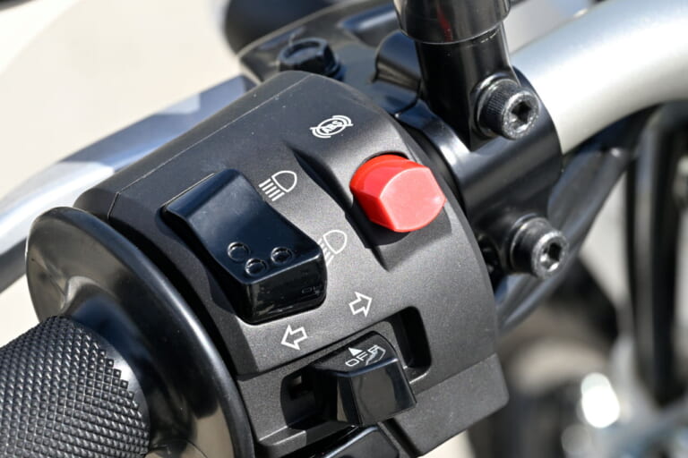 カワサキ|KLX230シェルパ|とっつきやすさは一緒だけど違いあり! 2025カワサキ「KLX230シェルパ/S」ライディングポジション/ディテール比較