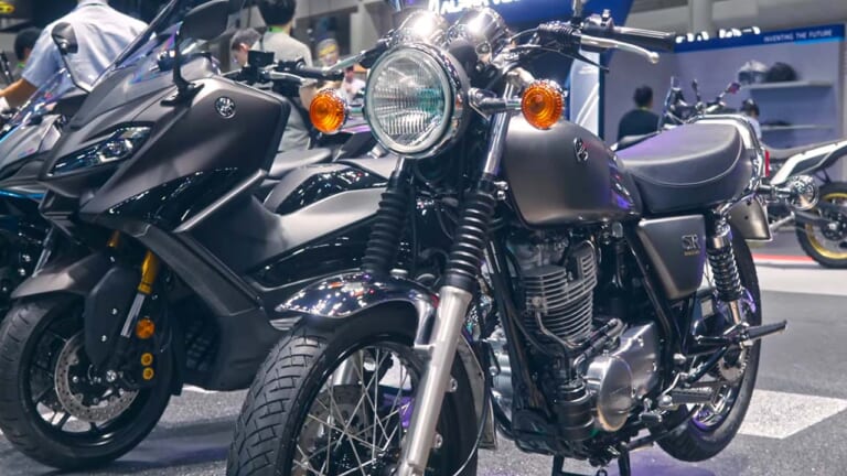 生きとったんかワレェ! 生誕47周年の2025年モデル、マットグレーとホワイトのSR400【海外】