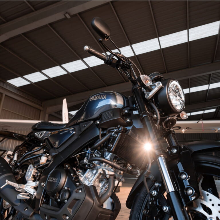 ヤマハ｜XSR155｜タイ仕様｜2024年モデル｜「この色ほしい…」 ヤマハXSR155 ダークネイビーブルー登場、可変バルブ機構VVAを搭載した軽二輪ヘリテイジスポーツ【海外】