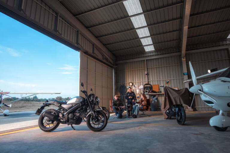 ヤマハ｜XSR155｜タイ仕様｜2024年モデル｜「この色ほしい…」 ヤマハXSR155 ダークネイビーブルー登場、可変バルブ機構VVAを搭載した軽二輪ヘリテイジスポーツ【海外】
