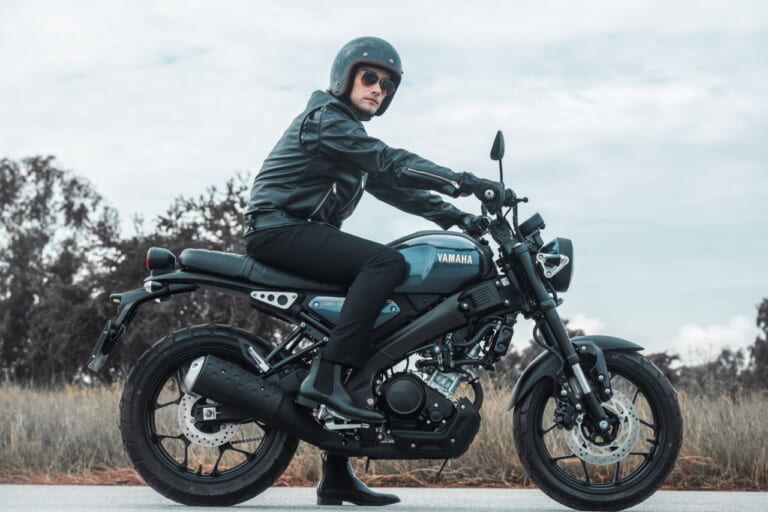 ヤマハ｜XSR155｜タイ仕様｜2024年モデル｜「この色ほしい…」 ヤマハXSR155 ダークネイビーブルー登場、可変バルブ機構VVAを搭載した軽二輪ヘリテイジスポーツ【海外】
