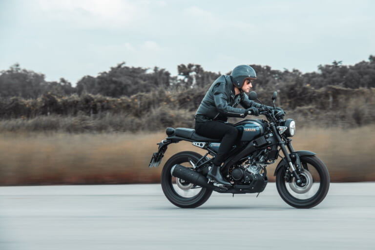 ヤマハ｜XSR155｜タイ仕様｜2024年モデル｜「この色ほしい…」 ヤマハXSR155 ダークネイビーブルー登場、可変バルブ機構VVAを搭載した軽二輪ヘリテイジスポーツ【海外】