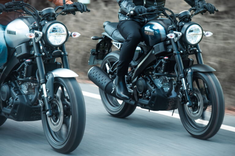 ヤマハ｜XSR155｜タイ仕様｜2024年モデル｜「この色ほしい…」 ヤマハXSR155 ダークネイビーブルー登場、可変バルブ機構VVAを搭載した軽二輪ヘリテイジスポーツ【海外】