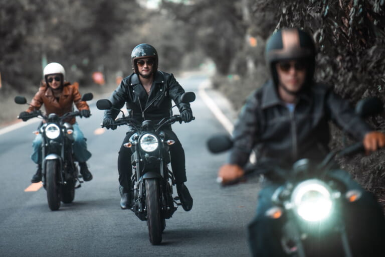 ヤマハ｜XSR155｜タイ仕様｜2024年モデル｜「この色ほしい…」 ヤマハXSR155 ダークネイビーブルー登場、可変バルブ機構VVAを搭載した軽二輪ヘリテイジスポーツ【海外】