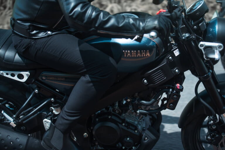 ヤマハ|XSR155|タイ仕様|2024年モデル|「この色ほしい…」 ヤマハXSR155 ダークネイビーブルー登場、可変バルブ機構VVAを搭載した軽二輪ヘリテイジスポーツ【海外】