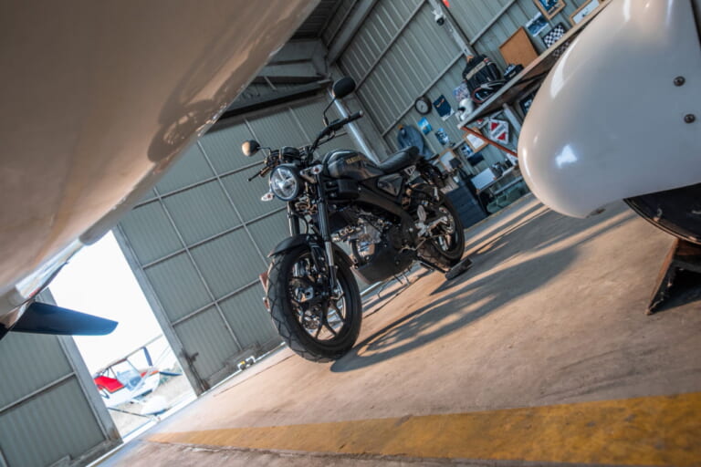 ヤマハ｜XSR155｜タイ仕様｜2024年モデル｜「この色ほしい…」 ヤマハXSR155 ダークネイビーブルー登場、可変バルブ機構VVAを搭載した軽二輪ヘリテイジスポーツ【海外】