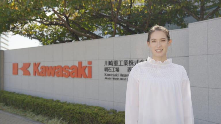 カワサキ水素大学|トラウデン直美|Ninja H2|水素エンジン|「これ水蒸気なんだ!」トラウデン直美さん、水素バイクの開発現場を直撃! カワサキ水素大学の新CMが公開「しっとりしてます」