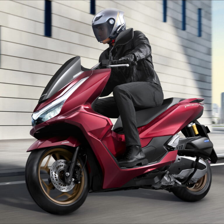 ホンダ|PCX160|インドネシア仕様|2025年モデル|ホンダが「PCX160」をモデルチェンジ! スマホ連携TFTメーターを獲得し、ウインカーはポジションライトと一体型に【海外】
