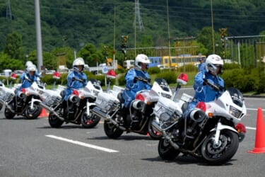 白バイ警官の服装/装備ってどんなモノ? 自分のバイクを白バイ仕様にできる?【元警察官が解説】│WEBヤングマシン｜新車バイクニュース