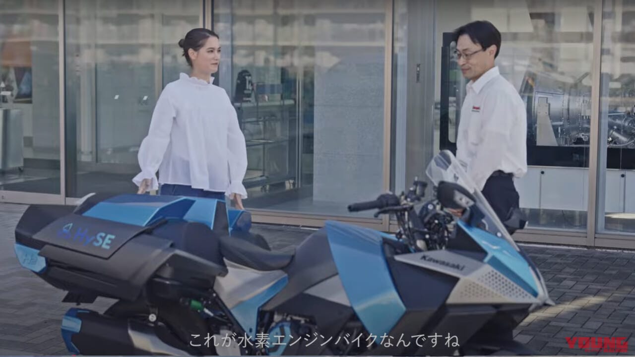 カワサキ水素大学|トラウデン直美|Ninja H2|水素エンジン|「これ水蒸気なんだ!」トラウデン直美さん、水素バイクの開発現場を直撃! カワサキ水素大学の新CMが公開「しっとりしてます」