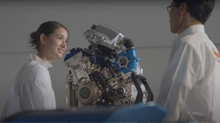 カワサキ水素大学|トラウデン直美|Ninja H2|水素エンジン|「これ水蒸気なんだ!」トラウデン直美さん、水素バイクの開発現場を直撃! カワサキ水素大学の新CMが公開「しっとりしてます」