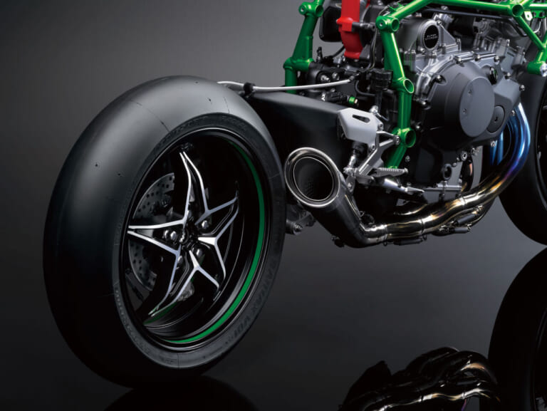 スイングアーム|片持ち|カワサキ|ニンジャH2R|「50年でここまで変わるか?」プロが解説! スイングアームの理論と歴史「見た目も中身も全然違う」