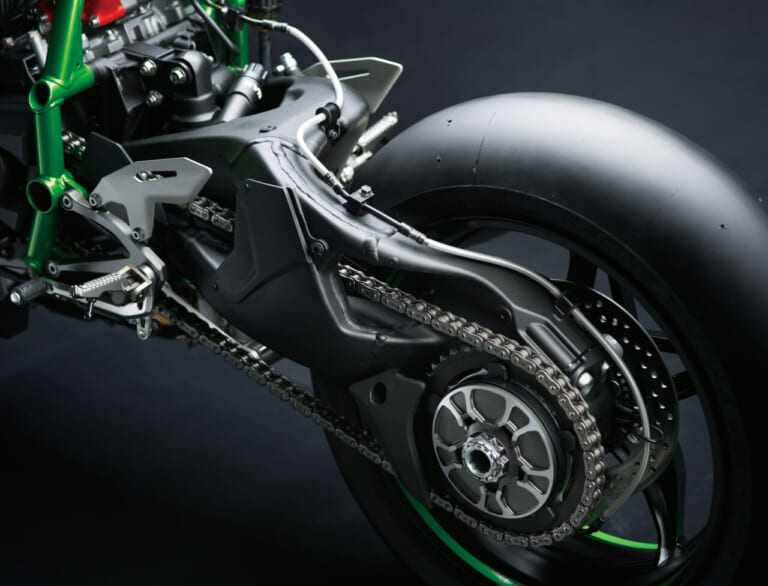 スイングアーム|片持ち|カワサキ|ニンジャH2R|「50年でここまで変わるか?」プロが解説! スイングアームの理論と歴史「見た目も中身も全然違う」