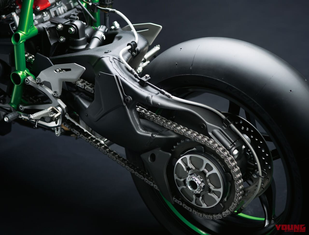 |「50年でここまで変わるか?」プロが解説! スイングアームの理論と歴史「見た目も中身も全然違う」