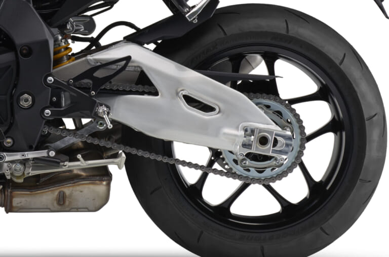 スイングアーム|ヤマハ|YZF-R1|「50年でここまで変わるか?」プロが解説! スイングアームの理論と歴史「見た目も中身も全然違う」