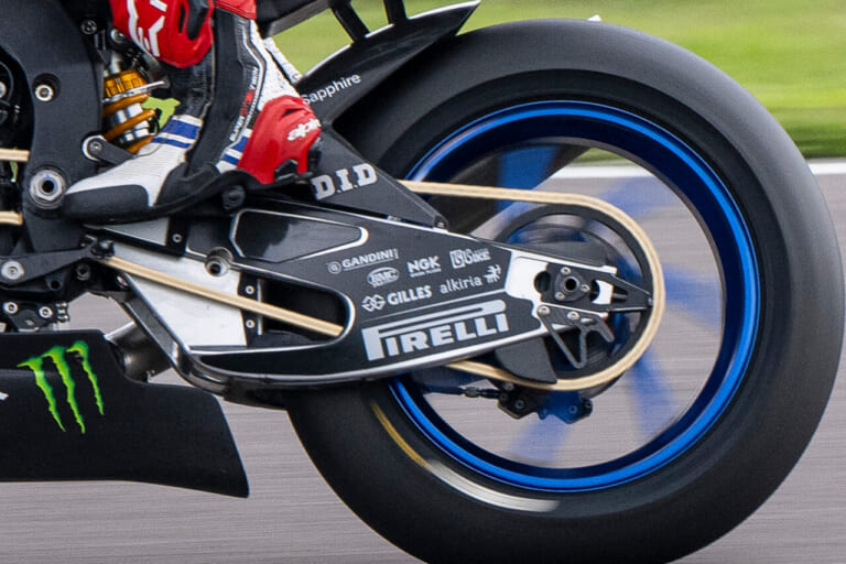 スイングアーム|ヤマハ|YZF-R1|SBKレーサー|「50年でここまで変わるか?」プロが解説! スイングアームの理論と歴史「見た目も中身も全然違う」