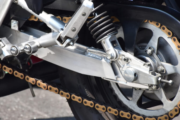 スイングアーム|スズキ|GSX1100Sカタナ|「50年でここまで変わるか?」プロが解説! スイングアームの理論と歴史「見た目も中身も全然違う」