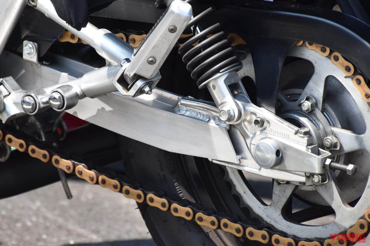 |「50年でここまで変わるか?」プロが解説! スイングアームの理論と歴史「見た目も中身も全然違う」