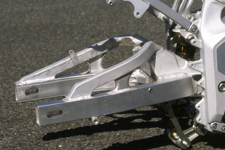 スイングアーム|ヤマハ|FZR400R||「50年でここまで変わるか?」プロが解説! スイングアームの理論と歴史「見た目も中身も全然違う」
