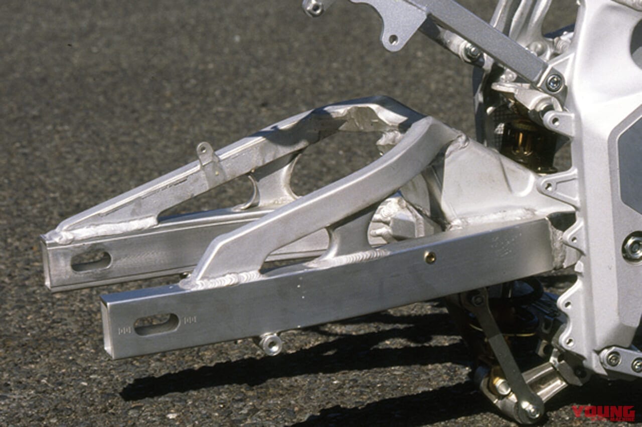 |「50年でここまで変わるか?」プロが解説! スイングアームの理論と歴史「見た目も中身も全然違う」