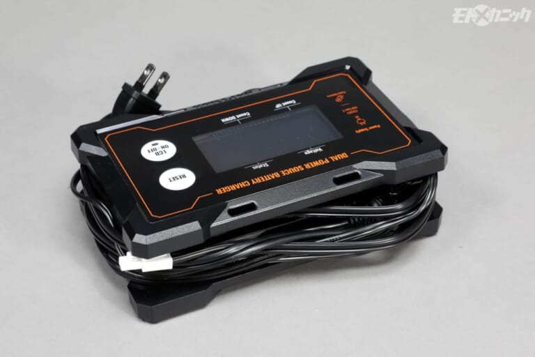デイトナ｜ディスプレイ付バッテリー充電器ポータブル｜コード巻き取り