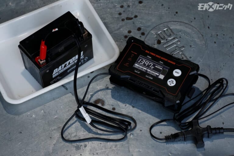 デイトナ｜ディスプレイ付バッテリー充電器ポータブル｜バッテリーを取り外して充電