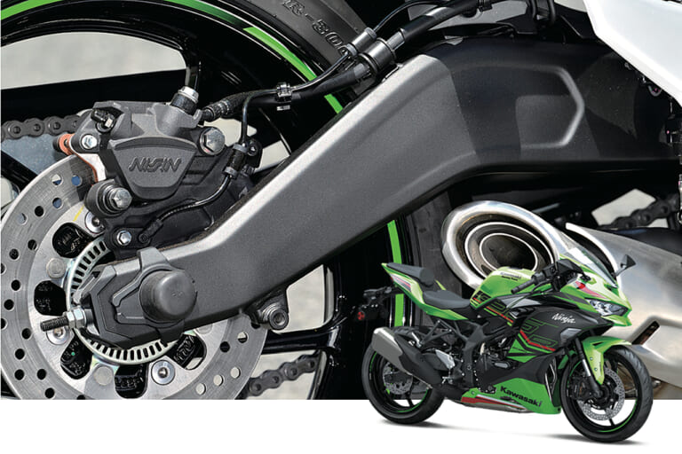 スイングアーム|ZX-25R|カワサキ|「50年でここまで変わるか?」プロが解説! スイングアームの理論と歴史「見た目も中身も全然違う」