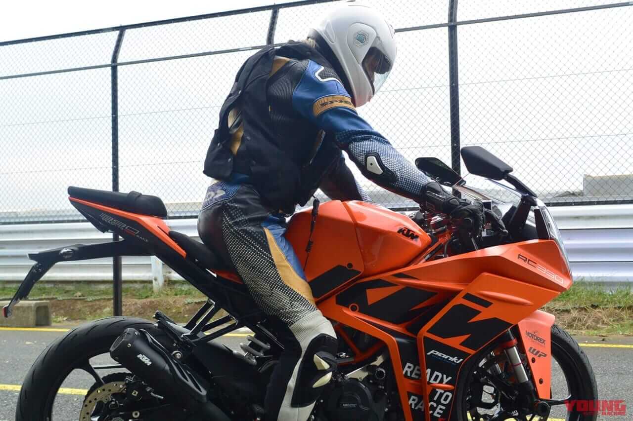 レーシングスーツの上のHit-Air(MLV-C)|エアバッグ内蔵ジャケット【2025のおすすめモデル】 スタイル、汎用性、そしてコストを重視するならHit-Air