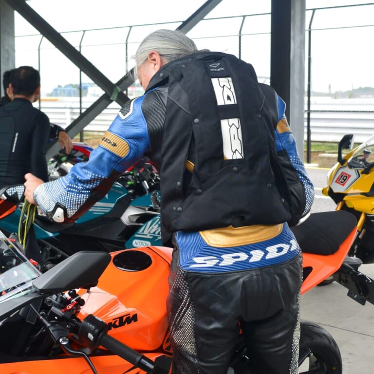 レーシングスーツの上のHit-Air(MLV-C)|エアバッグ内蔵ジャケット【2025のおすすめモデル】 スタイル、汎用性、そしてコストを重視するならHit-Air