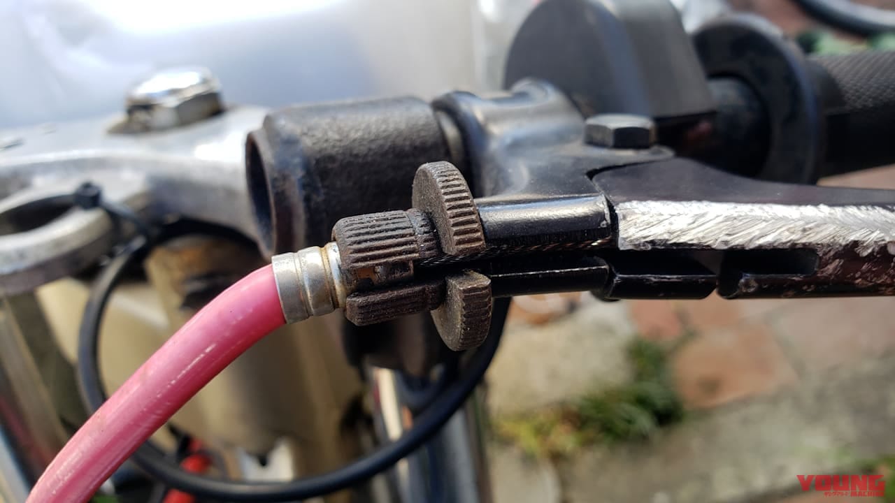 できればプロっぽい? 工具なしでクラッチケーブルを「スパッ」と取り外す昭和テクニック【DIY整備の裏技】|できればプロっぽい!? 工具なしでクラッチケーブルを「スパッ」と取り外す昭和テクニック【DIY整備の裏技】