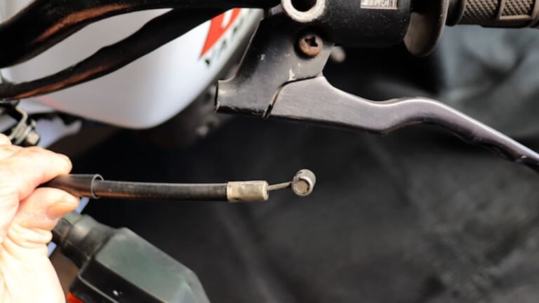 できればプロっぽい? 工具なしでクラッチケーブルを「スパッ」と取り外す昭和テクニック【DIY整備の裏技】|できればプロっぽい!? 工具なしでクラッチケーブルを「スパッ」と取り外す昭和テクニック【DIY整備の裏技】