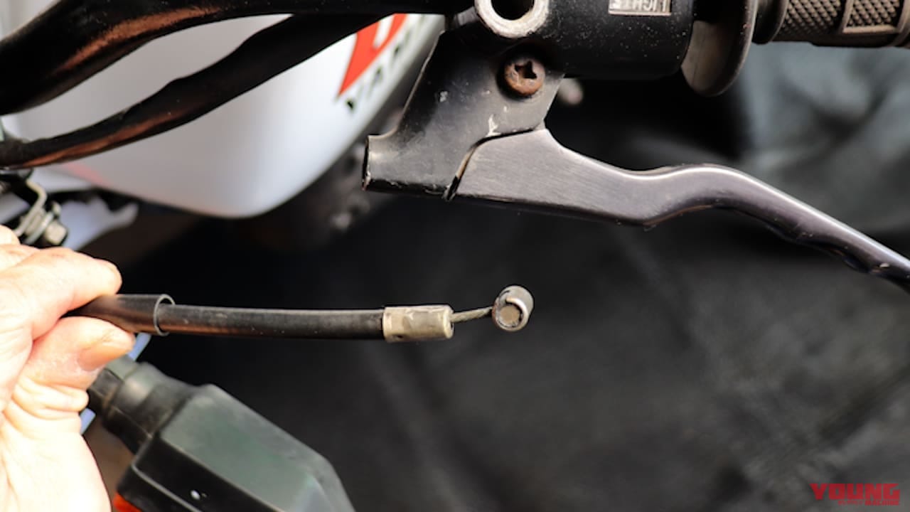 できればプロっぽい? 工具なしでクラッチケーブルを「スパッ」と取り外す昭和テクニック【DIY整備の裏技】|できればプロっぽい!? 工具なしでクラッチケーブルを「スパッ」と取り外す昭和テクニック【DIY整備の裏技】
