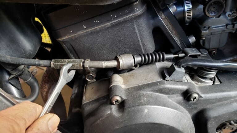 できればプロっぽい? 工具なしでクラッチケーブルを「スパッ」と取り外す昭和テクニック【DIY整備の裏技】|できればプロっぽい!? 工具なしでクラッチケーブルを「スパッ」と取り外す昭和テクニック【DIY整備の裏技】