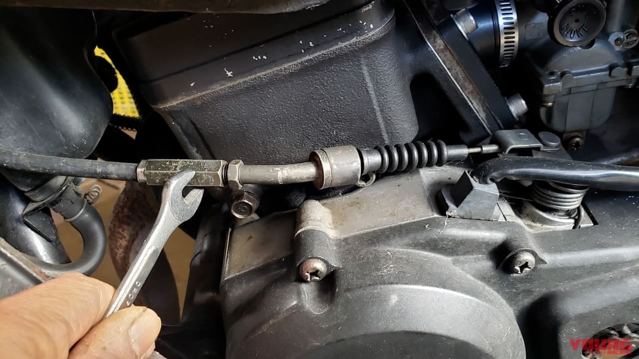 できればプロっぽい? 工具なしでクラッチケーブルを「スパッ」と取り外す昭和テクニック【DIY整備の裏技】|できればプロっぽい!? 工具なしでクラッチケーブルを「スパッ」と取り外す昭和テクニック【DIY整備の裏技】