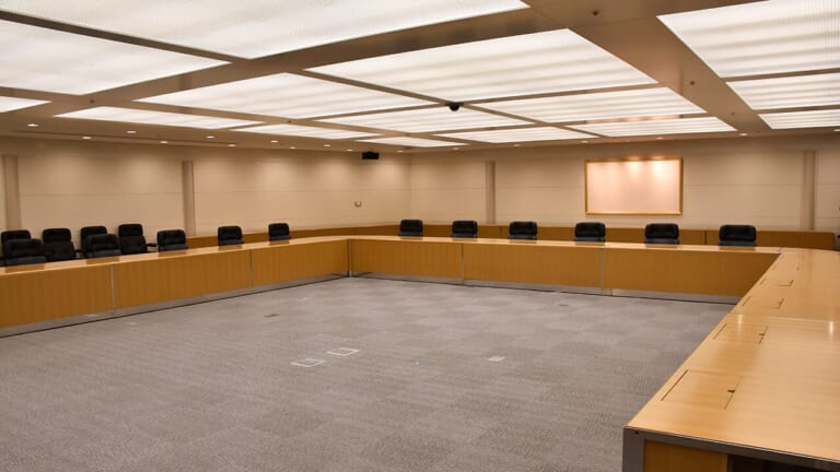 会議室|「”宗一郎の水”?!」「 ヒバ樽もすごい」青山ビル見学ツアーにみる、グローバル企業としてのホンダ流哲学