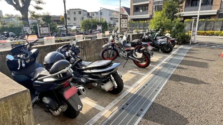 トリエ京王調布C館駐輪場