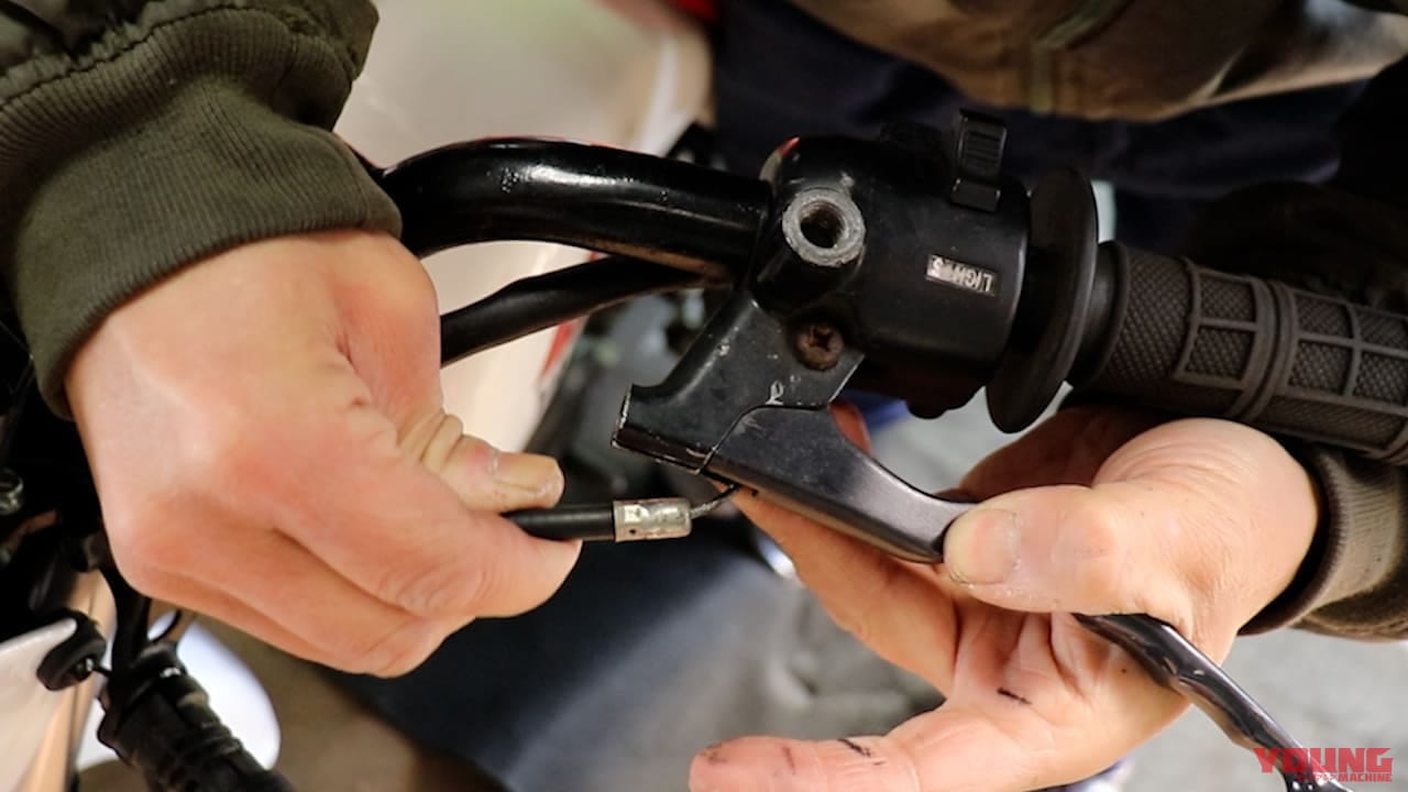 できればプロっぽい? 工具なしでクラッチケーブルを「スパッ」と取り外す昭和テクニック【DIY整備の裏技】|できればプロっぽい!? 工具なしでクラッチケーブルを「スパッ」と取り外す昭和テクニック【DIY整備の裏技】